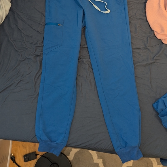 Figs Women's Catarina Top and Women's Zamora High-Waisted 2.0 Jogger Pants - Picture 7 of 8